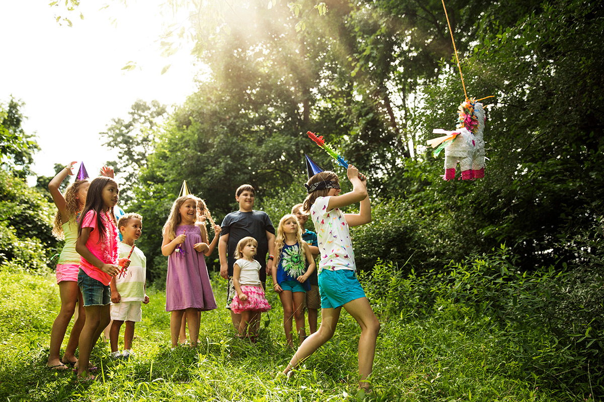 皮納塔(Piñata)敲打(文章內)